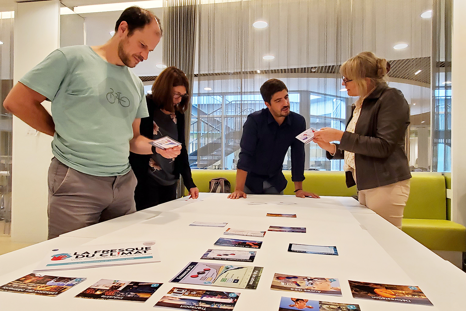 Quelques animateurs et animatrices formés via le projet « Décarbonons ! » ont animé des fresques du climat et des ateliers « Ma Terre en 180 minutes » lors de la Semaine du développement durable organisée à la délégation régionale Paris Normandie du CNRS.