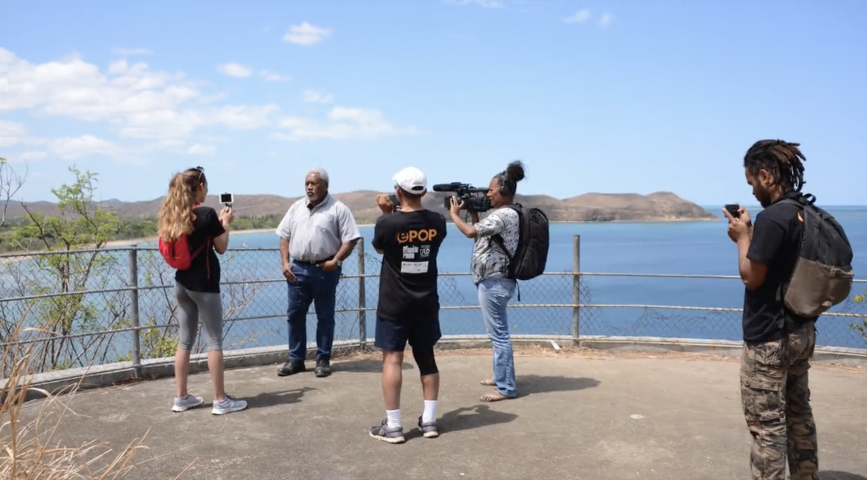 Groupe interviewant une personne sur bord de mer