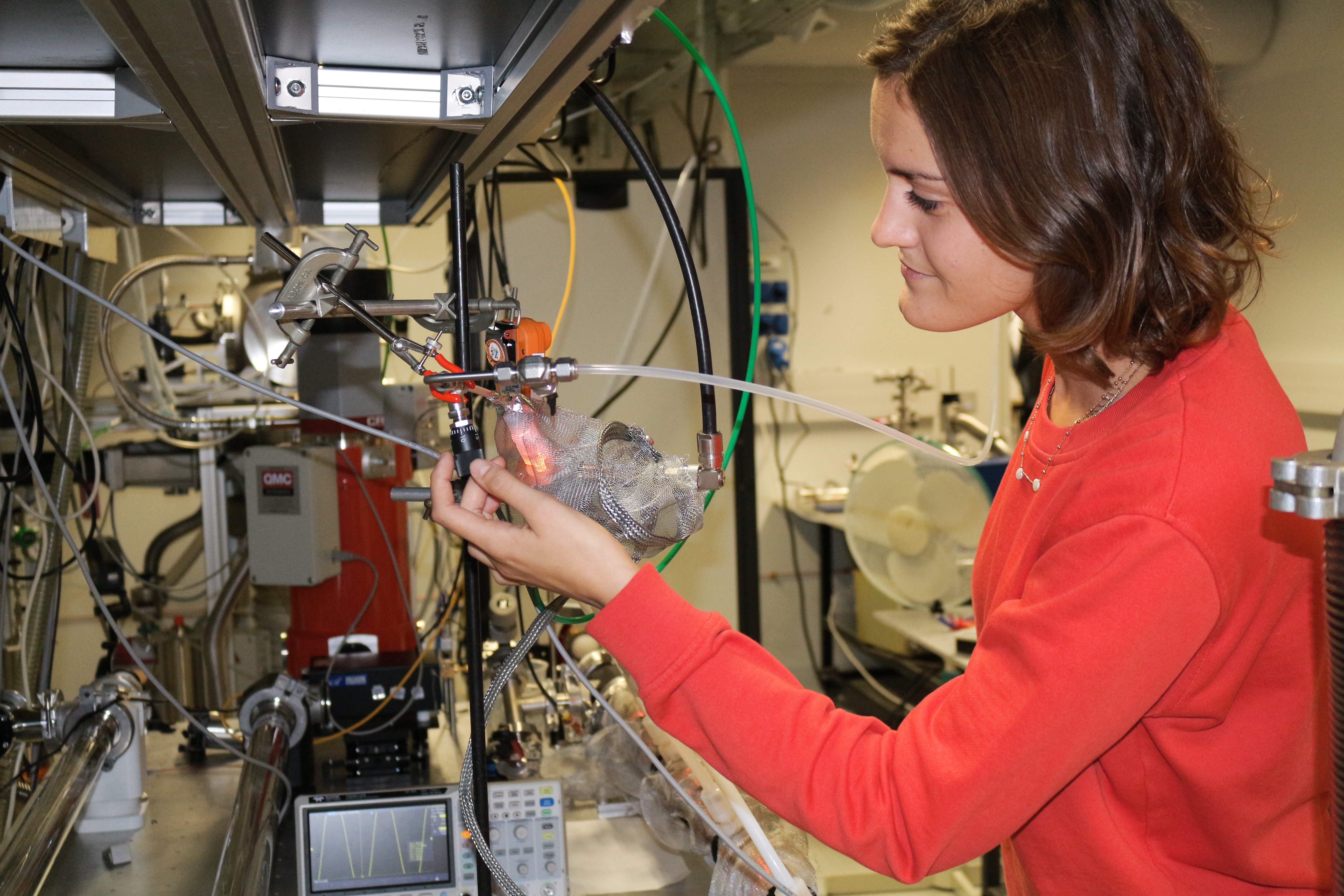 physicienne manipulant une expérience complexe