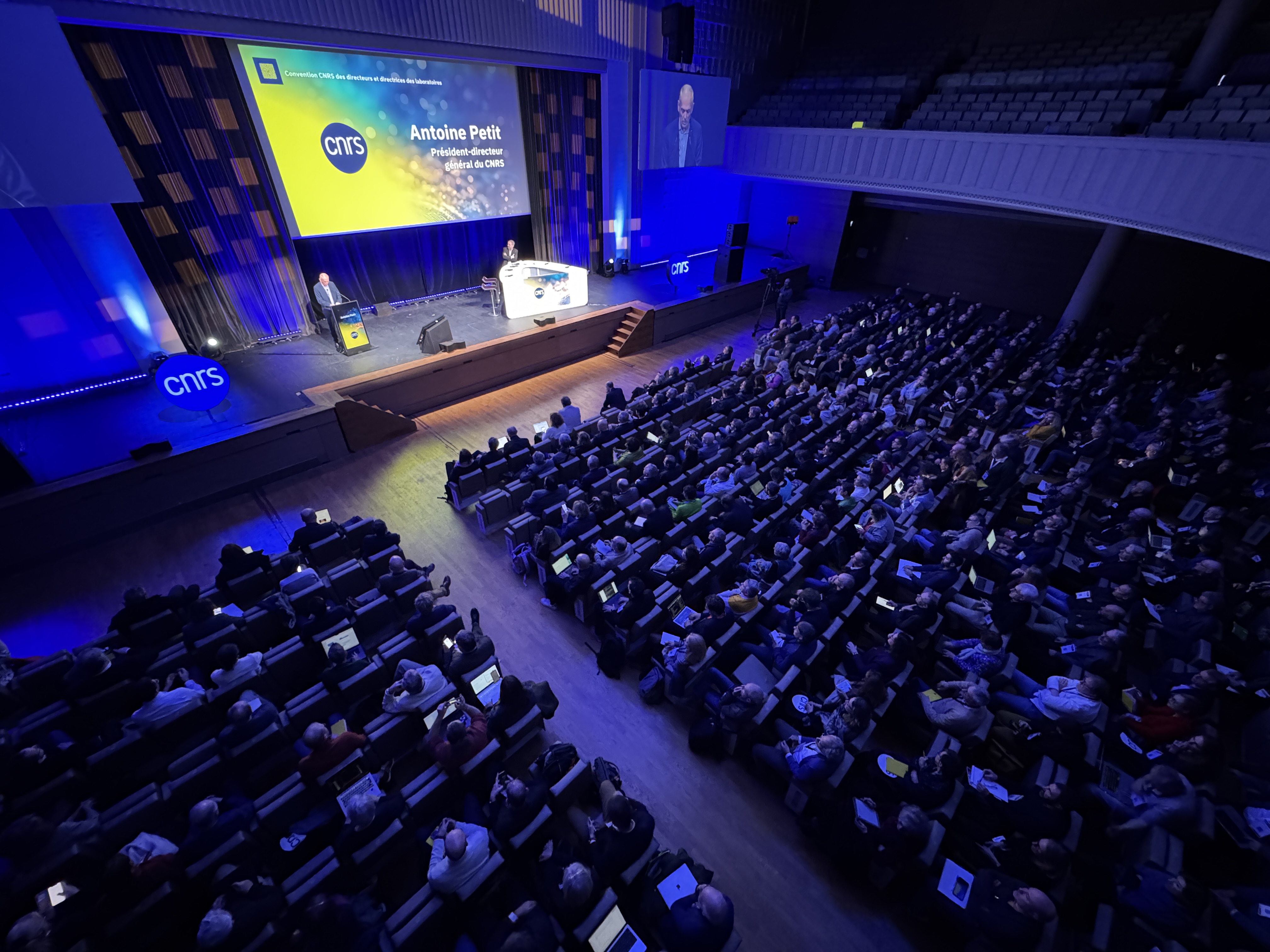 Salle comble pour la Convention des DU du CNRS 2024