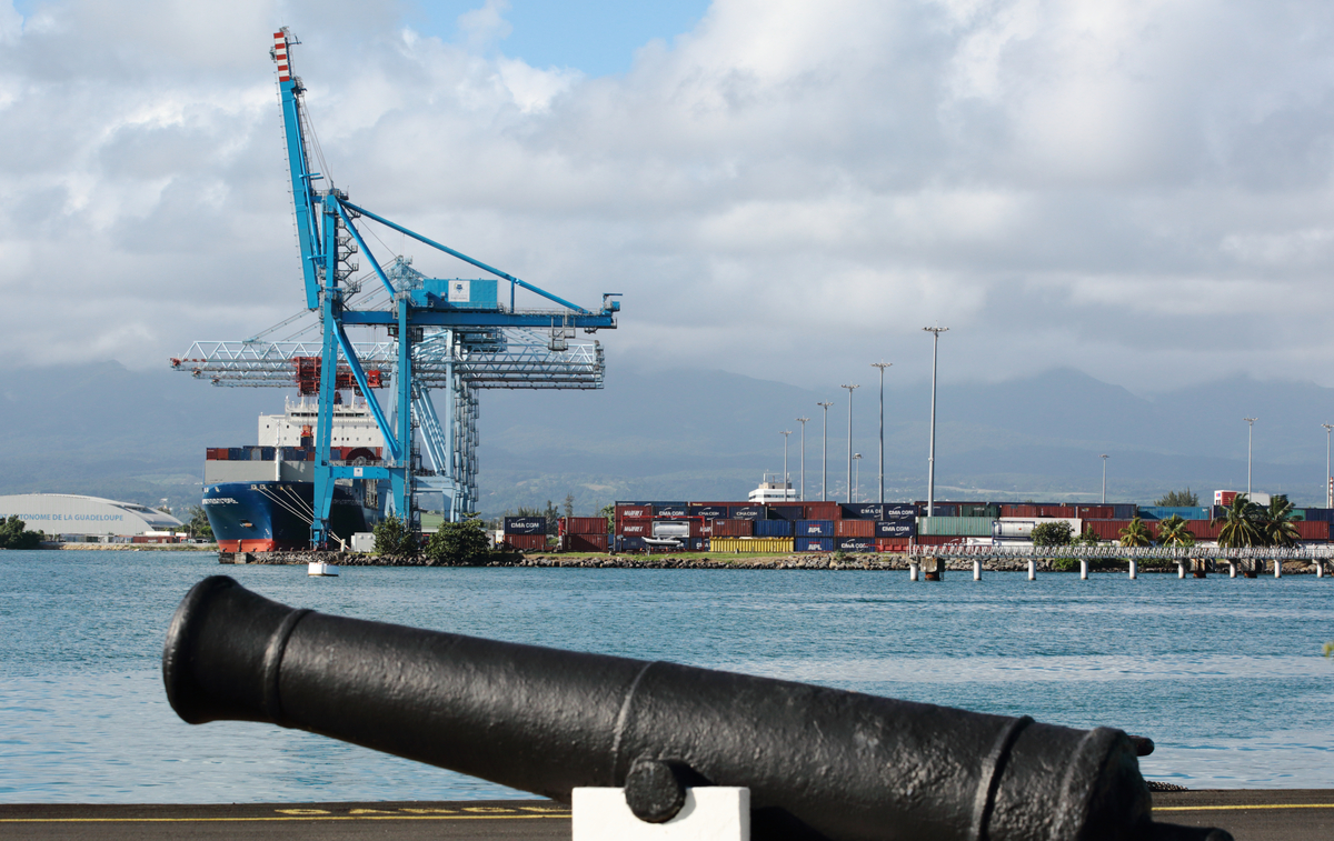 Vue depuis un port avec un canon au premier plan
