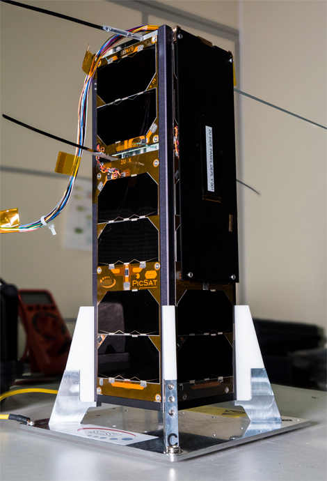 © LESIA / Observatoire de Paris-PSL PicSat, avec ses antennes déployées, dans la salle blanche du laboratoire