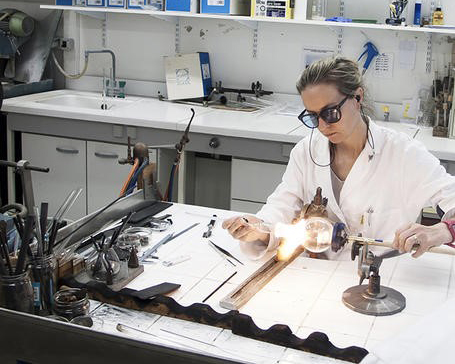 A glassblower at work. © ISCR