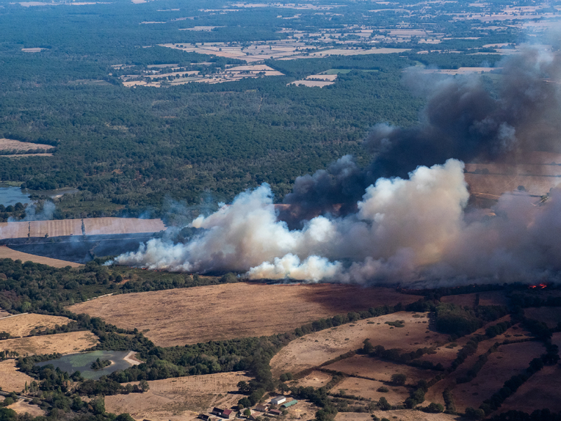 Vue aérienne de feux de forêt pendant la sècheresse en France dans le département de l'Indre.