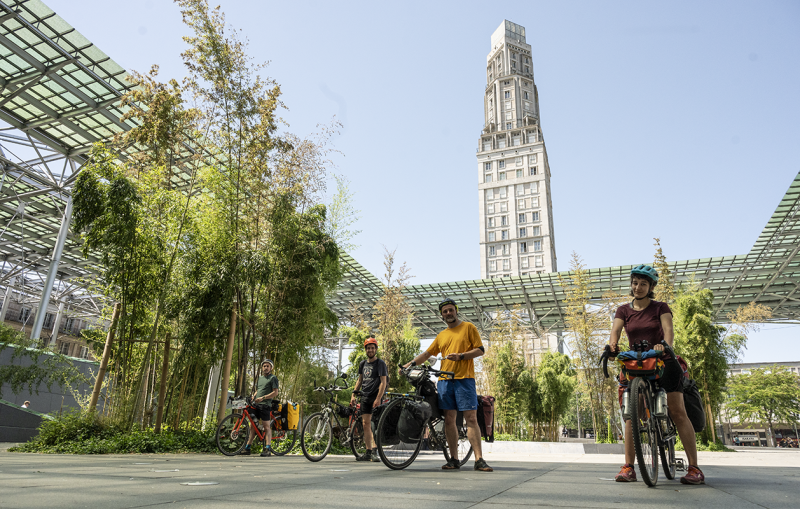 L'équipe fait étape à Amiens, au pied de la Tour Perret