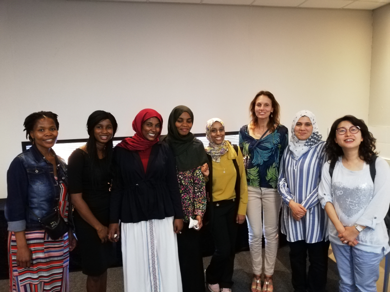 Isabelle Chalendar entourée de jeunes mathématiciennes lors d’une école CIMPA à Johannesburg.