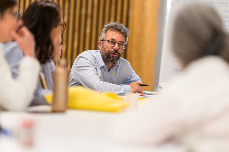 Guillaume Stahl, General Delegate of the network, surrounded by other CNRS alumni on 26 September 2025.
