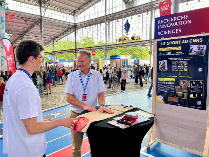 Le stand CNRS lors de la présentation de Mouv'en Santé au club France durant les JO