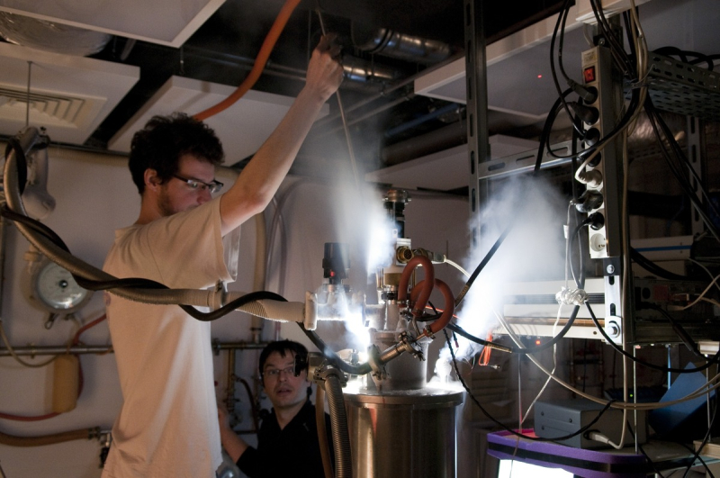 Inserting a transfer rod into a cryostat to transfer liquid helium
