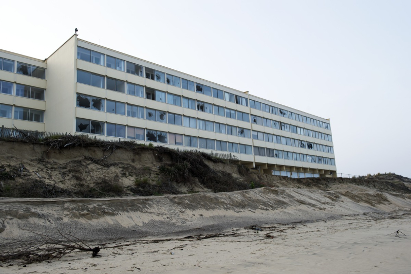 Immeuble Le Signal, fortement menacé par l'érosion du littoral, sur la plage de Soulac-sur-Mer (Gironde)