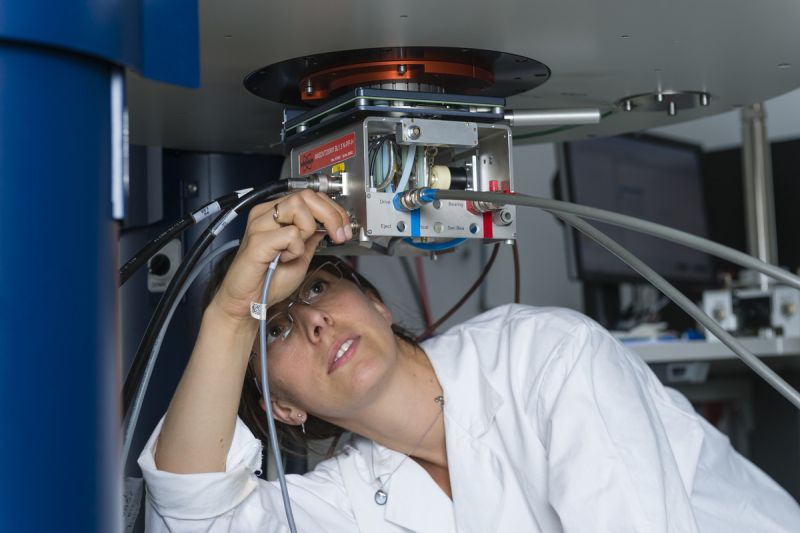 Connecting the optical fibre to an NMR probe