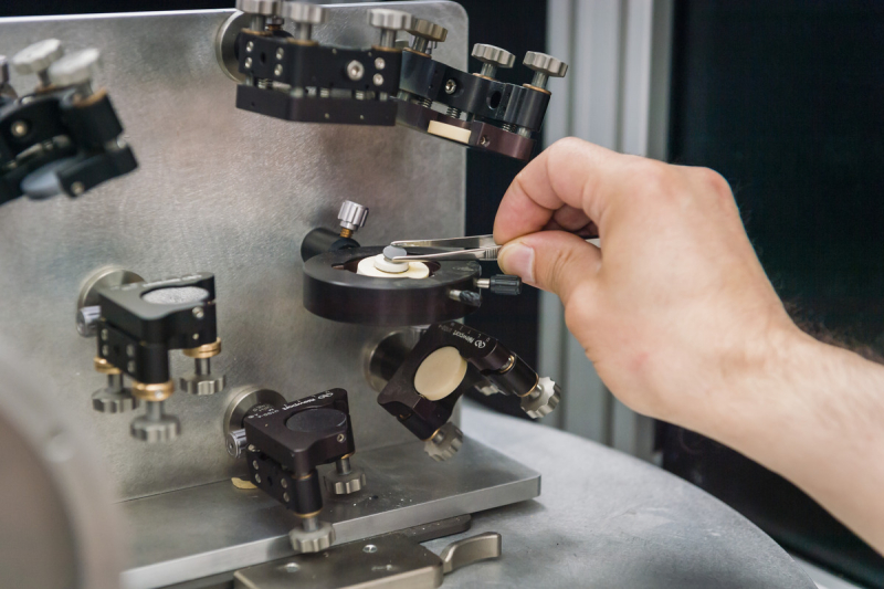 Measurement of the emissivity of a silicon carbide wafer by infrared and visible emission spectroscopy