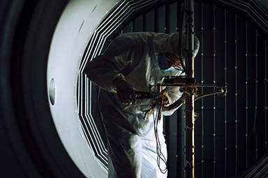 Installation of electrostatic probes in the PIVOINE-2G vacuum chamber at ICARE, an energy-intensive piece of equipment.