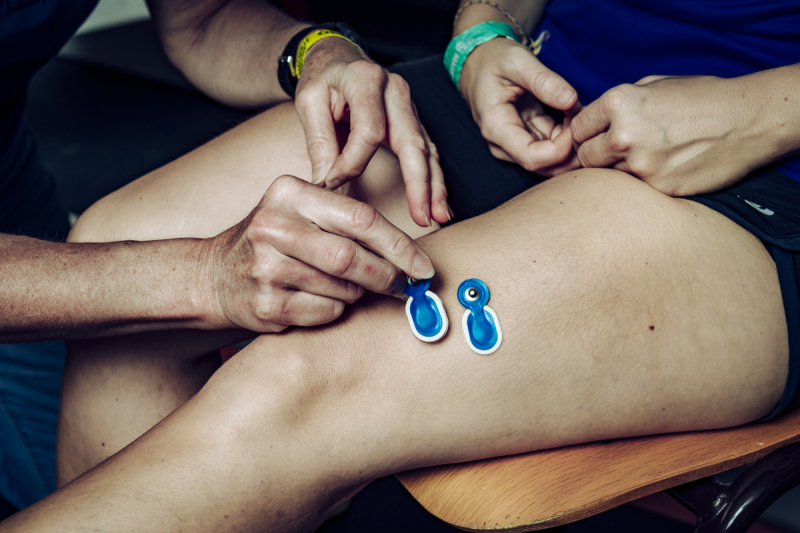 Pose d'électrodes permettant d'enregistrer l'activité des muscles du membre inférieur d'une sportive
