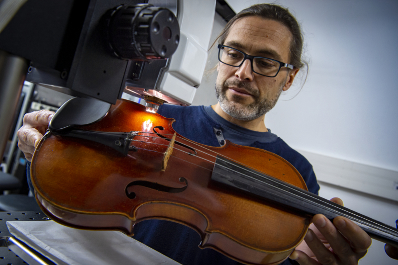 Analyse des couches de vernis présentes à la surface d’un violon par tomographie par cohérence optique
