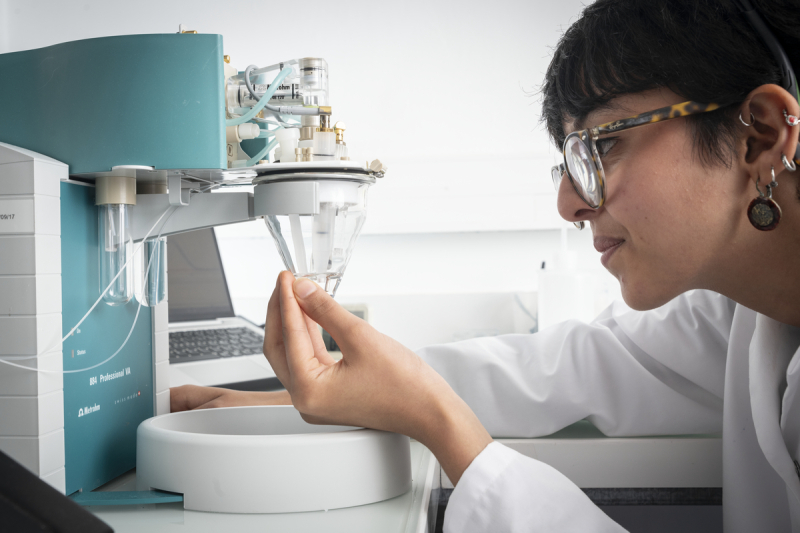 Observation of the measuring head of a microfluidic device coupled to polarography