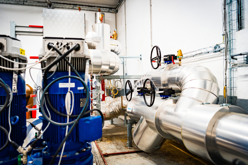 Tuyaux et pompe de la sous-station pour la récupération de la chaleur fatale du supercalculateur Jean Zay