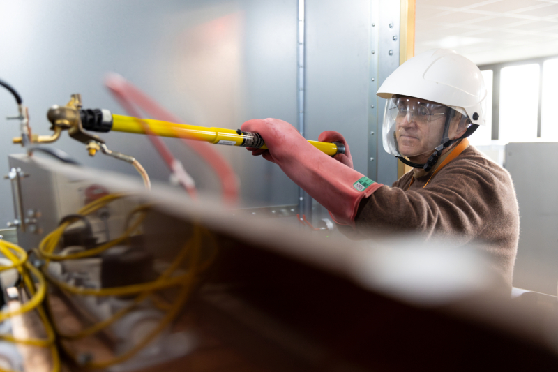 Earthing procedure in a high-voltage switching test cage