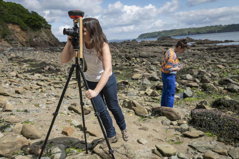 Marion Jaud, winner of the CNRS 2025 Crystal Medal, conducts a photogrammetric survey in Finistère