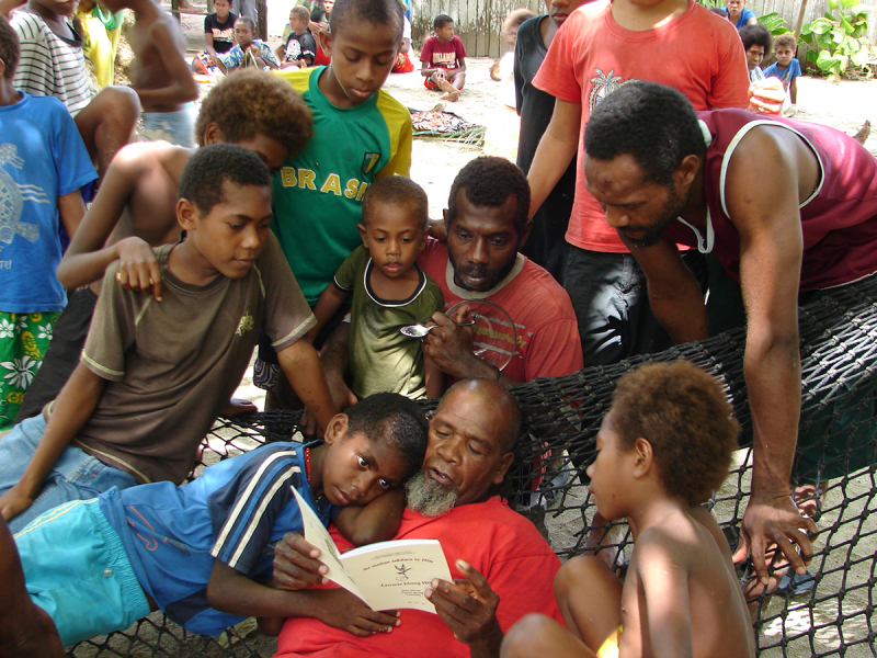 Dans l'île de Hiw (Vanuatu), cette communauté de tradition orale découvre sa langue écrite pour la première fois, dans un livre d'apprentissage créé en 2011.