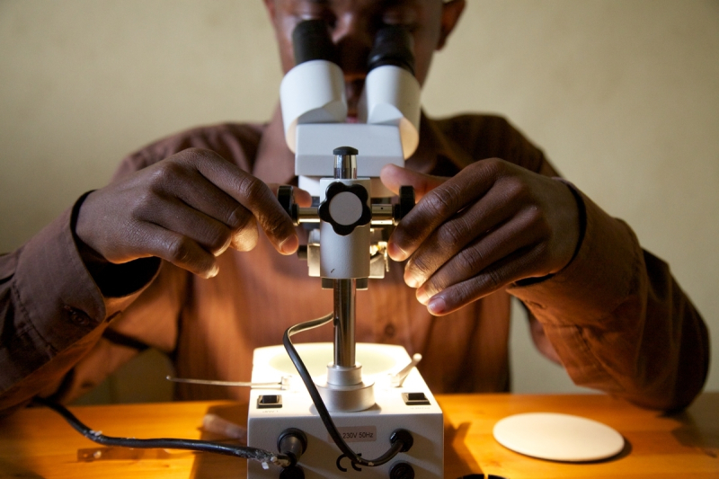In Africa, women scientists struggle to access fundamental research
