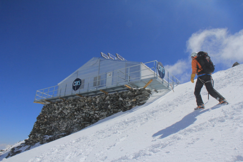 Pour redescendre de l'observatoire, les scientifiques chaussent leurs skis