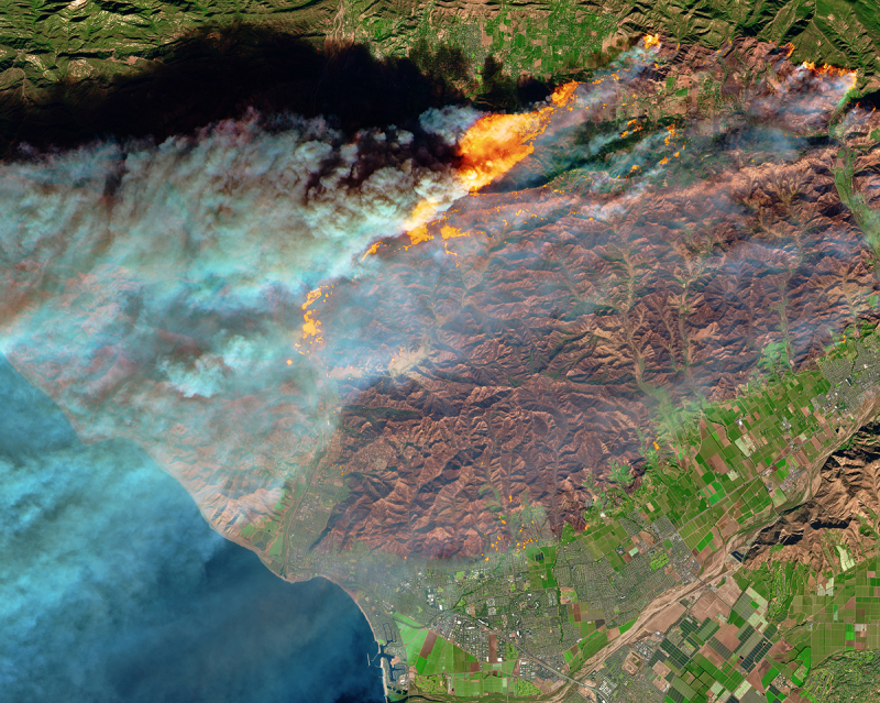Épaisse fumée de plusieurs incendies s’élève dans le sud de la Californie et au nord de Los Angeles en décembre 2017.