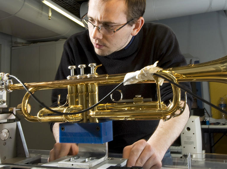 Un chercheur observe un trombone