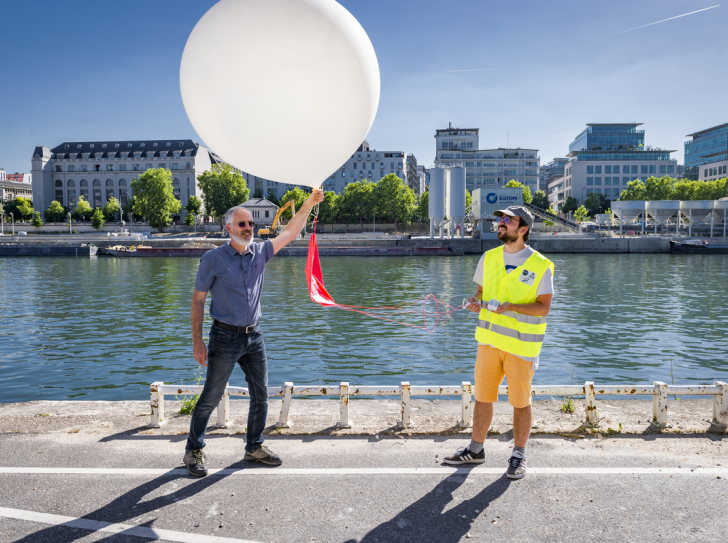 Lâcher d'un ballon sonde dans l'atmosphère pour un radiosondage sur les bords de Seine, à Paris