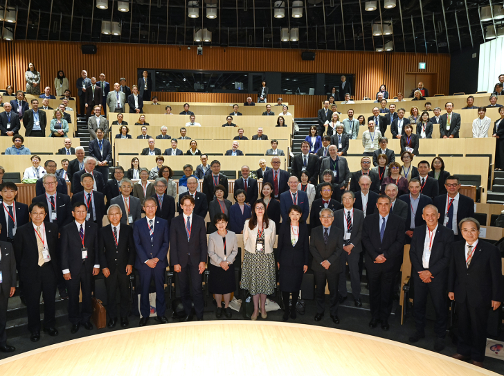 Photo de groupe à l'issue de l'événement-anniversaire à Tokyo en octobre 2024