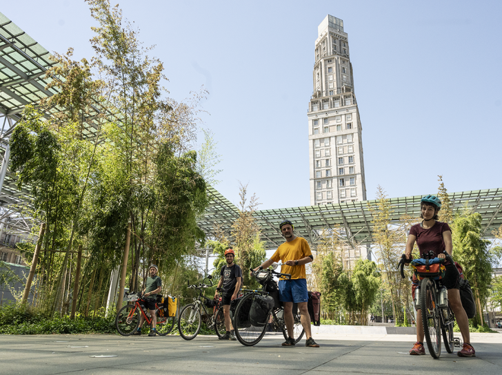 L'équipe fait étape à Amiens, au pied de la Tour Perret