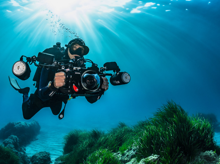 Greg Lecoeur, photographe, dans la Méditerranée avec son appareil photo