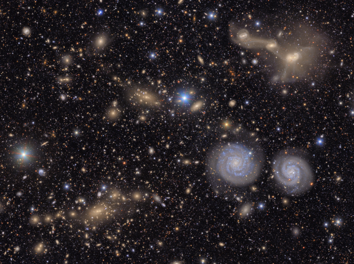 fond noir, nombreux objets brillants éparpillés (étoiles, galaxies, nébuleuses etc.)