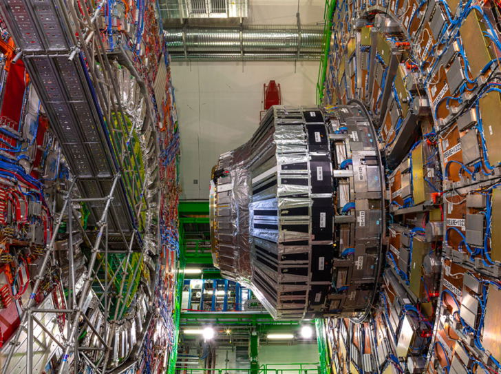 détecteur polyvalent installé sur l’anneau du Grand collisionneur de hadrons