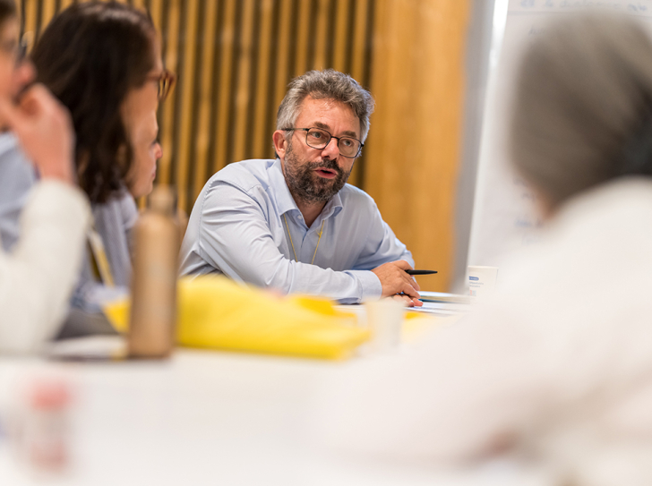Guillaume Stahl, General Delegate of the network, surrounded by other CNRS alumni on 26 September 2025.