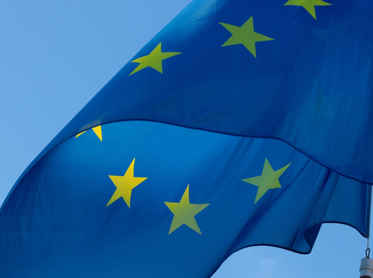 drapeau européen flottant dans le vent
