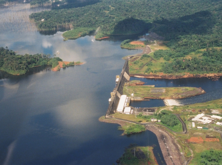 Barrage hydro-électrique EDF de Petit-Saut en Guyane