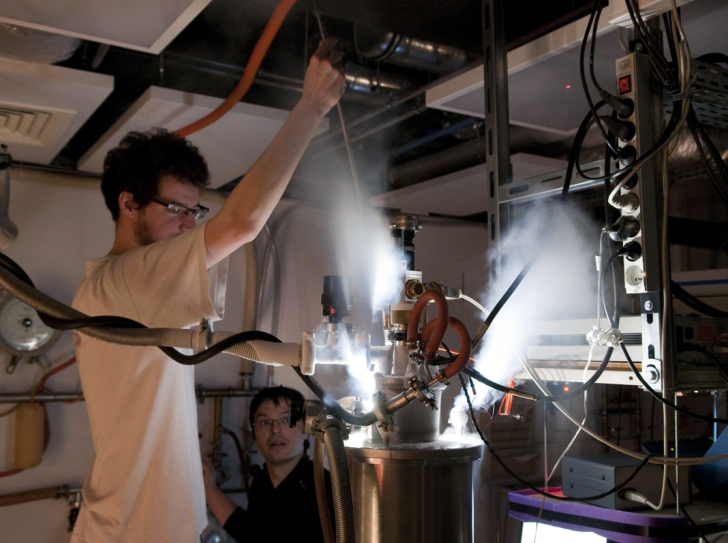 Inserting a transfer rod into a cryostat to transfer liquid helium