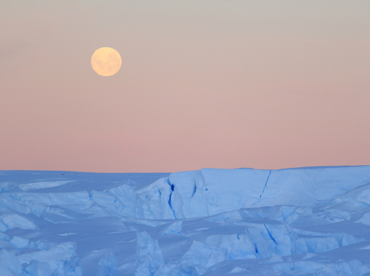 Lever de Lune au-dessus du glacier de l'Astrolabe, en Antarctique