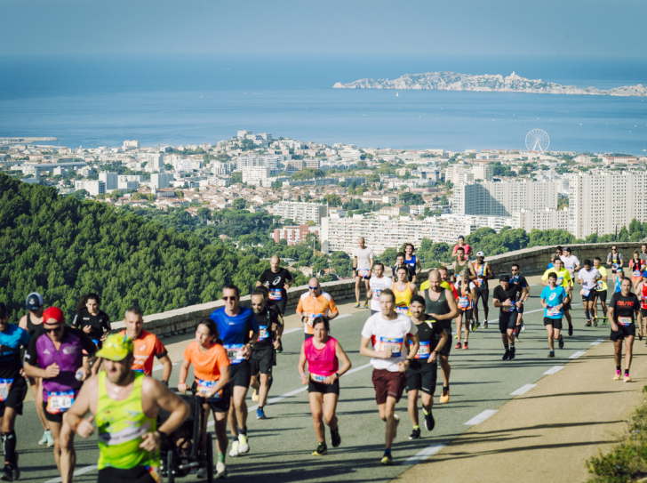 Peloton de sportifs participant à la course Marseille-Cassis