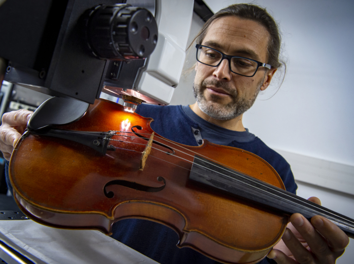 Analyse des couches de vernis présentes à la surface d’un violon par tomographie par cohérence optique
