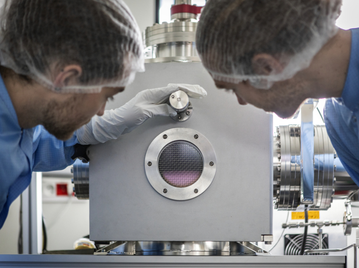 Dépôt mince d'électrodes métalliques, ou "sputtering", sur un microréacteur plasma dans une salle blanche.