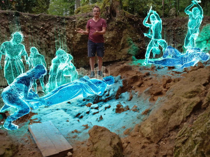 Un chercheur entouré d'hologrammes 