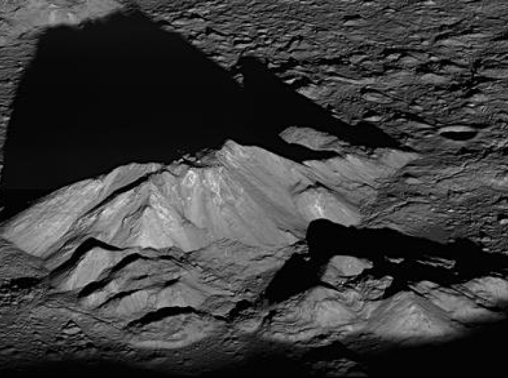 surface de la Lune, vue du sol d'une petite butte et de son ombre