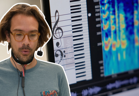 Maxime Labat devant un logiciel avec un clavier