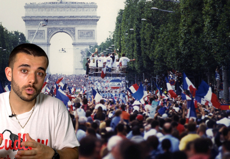 Adonis, journaliste au CNRS, devant la foule suite à la victoire de la France à la Coupe du monde de football 2018