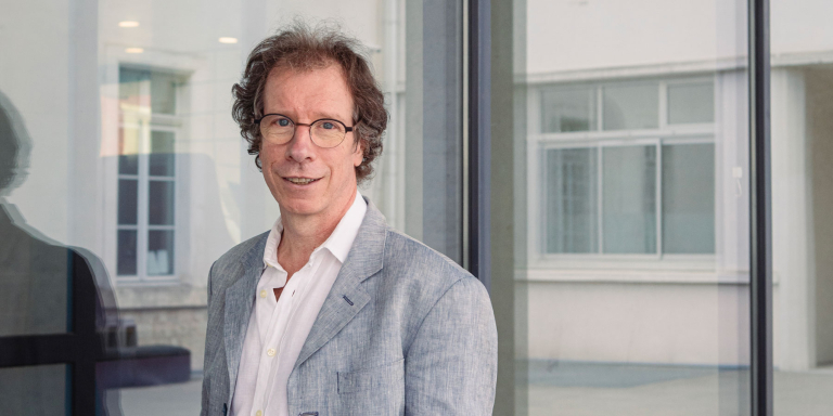 Portrait de Stéphane Mallat, médaillé d'or du cnrs 2025