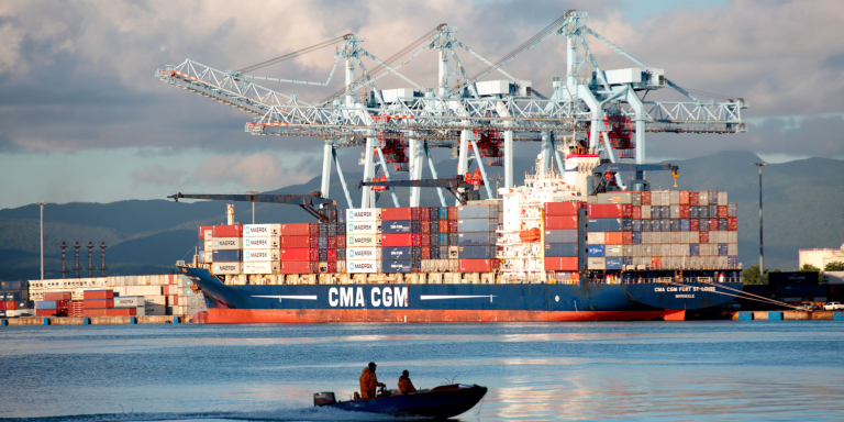 Grand port maritime de la Guadeloupe avec un cargo plein de containers en arrière plan
