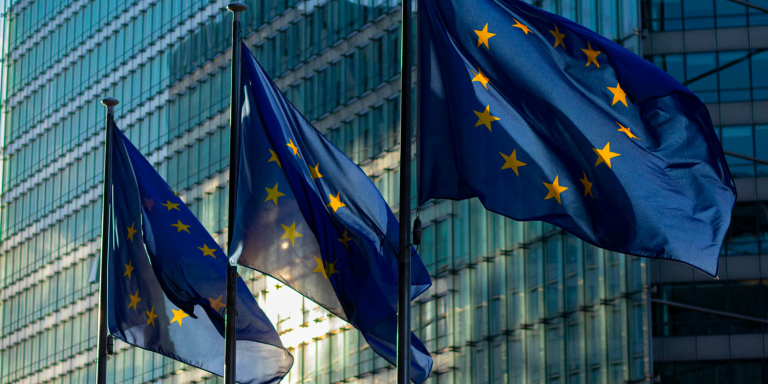 drapeaux européens flottant au vent