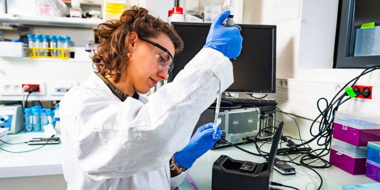 Une chercheuse prépare le séquençage d’un bloc d'ADN synthétique lors de recherches en cryptographie par ADN